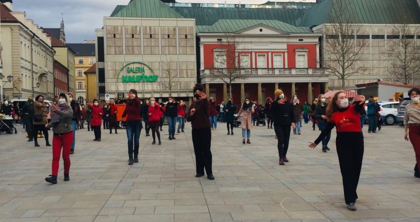 Frauen und Männer aus Regensburg nehmen am One-Billion-Rising Tanzprotest teil