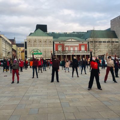 Frauen und Männer aus Regensburg nehmen am One-Billion-Rising Tanzprotest teil